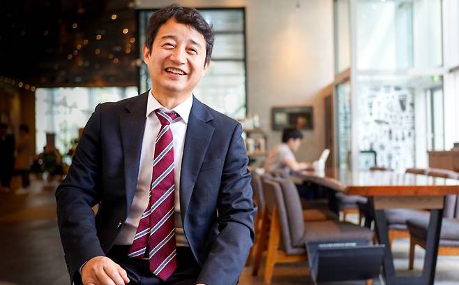 에스트랜스포트 최장국 대표가 지난 28일 서울 여의도 국민일보 빌딩내 카페에서 인터뷰를 하며 밝게 웃고 있다.