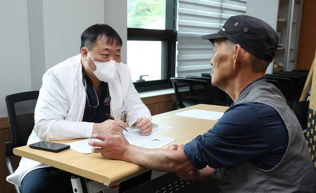 한일병원 의료진이 강원도 오지 주민과 건강상담을 하고 있다. 한국전력 제공