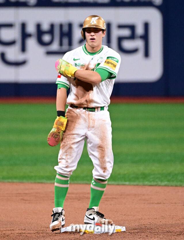 2025년 7월 23일 오후 서울 고척스카이돔에서 열린 '2025 신한 SOL뱅크 KBO 리그' 롯데 자이언츠와 키움 히어로즈의 경기. 키움 1루 주자 이주형이 1회말 2사 후 2루 도루에 성공한 뒤 어깨를 만지고 있다./마이데일리