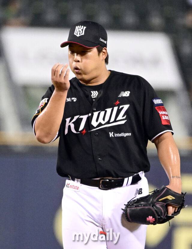 KT 강백호가 투구를 준비하고 있다 / 잠실 = 유진형 기자 zolong@mydaily.co.kr