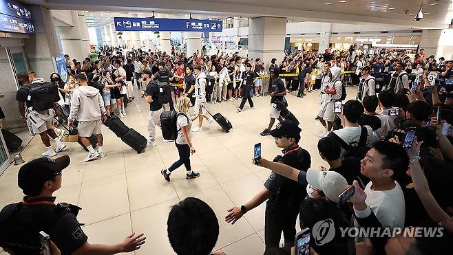 한국 팬들 환대 속 입국하는 토트넘 (영종도=연합뉴스) 김도훈 기자 = 잉글랜드 프리미어리그 토트넘 홋스퍼 선수들이 1일 인천국제공항 제1터미널에서 팬들의 환대 속에 입국하고 있다.
토트넘은 오는 3일 오후 8시 서울 월드컵경기장에서 뉴캐슬 유나이티드와 친선전을 치른다. 2025.8.1 superdoo82@yna.co.kr