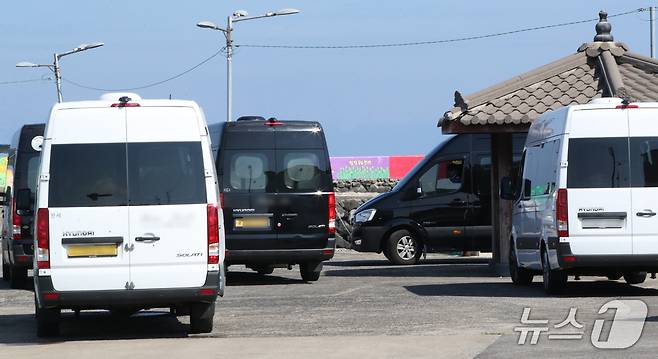 지난 1일 오전 우도 한 포구에 주차된 16인승 전세버스들