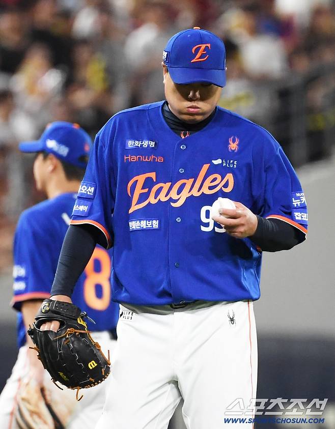 퀄리티스타트를 노리던 류현진은 연이은 파울에 진땀을 흘렸다.