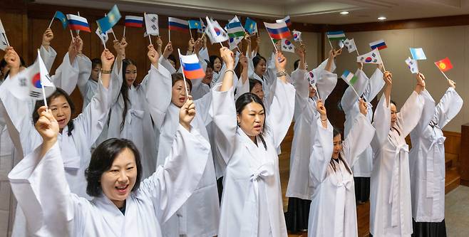 지난달 25일 서울 동대문구 한국외국어대 교수회관에 모인 고려인 한국어 교사 20명이 3·1독립선언서를 낭독한 후 "대한 독립 만세"를 외치고 있다. 이들은 러시아, 카자흐스탄, 우즈베키스탄, 키르기스스탄 등에서 한국어를 가르치고 있다./김지호 기자