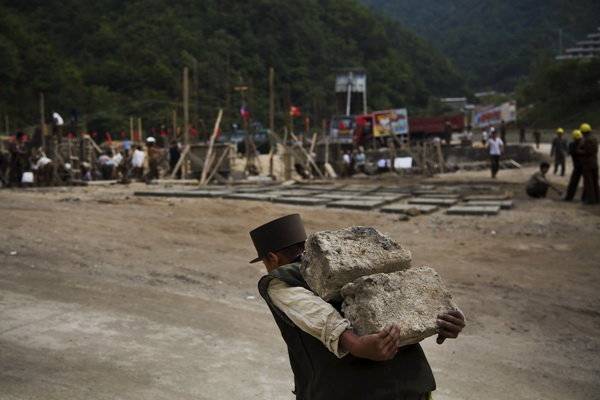 마식령 스키장 건설에 동원된 북한 군인. 북한에서 힘들고 위험한 일은 대개 남성의 몫이다. 북한TV 캡처
