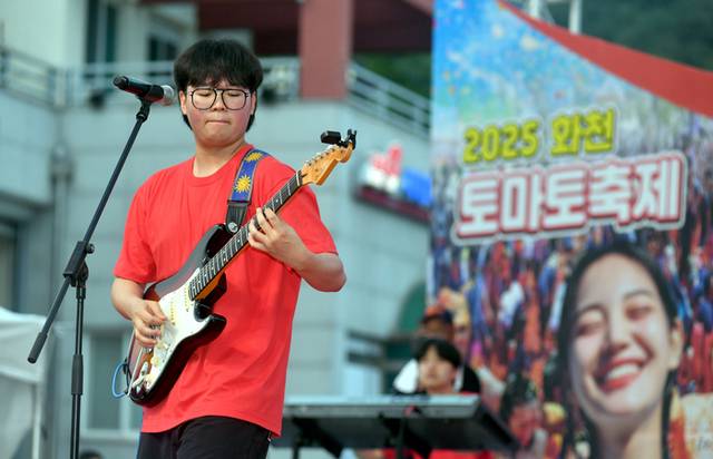 ▲ 2025 화천토마토축제가 1일 화천군 사내면 사창리 문화마을에서 개막해 오는 3일까지 사흘간의 일정에 들어갔다.