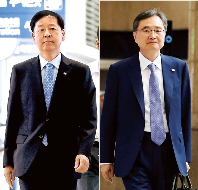 구윤철 부총리 겸 기획재정부 장관이 한·미 관세 협상 시한을 사흘 앞둔 29일 인천공항에서 워싱턴으로 향하고 있다(왼쪽 사진). 같은 날 조현 외교부 장관이 한·일 외교장관 회담을 위해 김포공항에서 일본으로 출국하고 있다. 구 부총리와 조 장관은 31일(현지시간) 미국에서 스콧 베선트 재무장관과 마코 루비오 국무장관과 각각 만나 관세 협상에 총력을 기울일 예정이다. 문재원 기자·연합뉴스