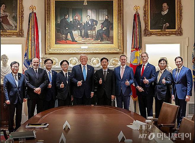 (서울=뉴스1) = 도너드 트럼프 미국 대통령이 지난 30일(현지시간) 워싱턴DC 백악관에서 구윤철 경제부총리 겸 기획재정부 장관 등 한국 정부 협상단과 무역합의를 타결한 후 기념촬영을 하고 있다. (백악관 X. 재판매 및 DB 금지) 2025.8.1/뉴스1 Copyright (C) 뉴스1. All rights reserved. 무단 전재 및 재배포, AI학습 이용 금지.