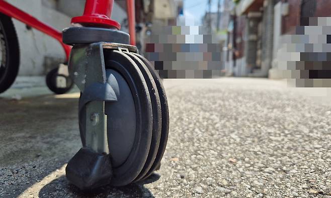 지난 25일 서울 동대문구의 한 주택가에 무단 반출 카트가 방치되어 있다. 김동환 기자