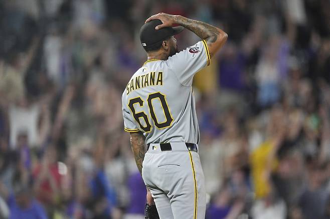 끝내기 홈런을 맞은 데니스 산타나. 덴버 | AP연합뉴스