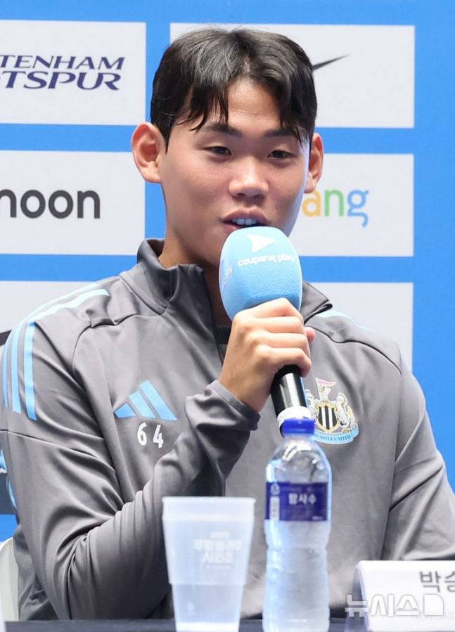 잉글랜드 프리미어리그 뉴캐슬 유나이티드 박승수가 2일 서울 여의도 IFC몰에서 열린 2025 쿠팡플레이 시리즈 뉴캐슬 기자회견에서 취재진 질의에 답하고 있다. /사진=뉴시스