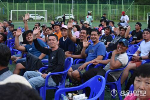 ◇홍천군, 홍천예총, 내면체육회 등이 2일 내면체육공원에서 개최한 ‘내면 면민과 계절근로자를 위한 하나됨 원(one) 콘서트’. 사진=신하림기자