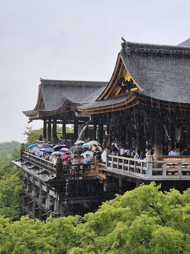 교토의 불교사찰 청수사.