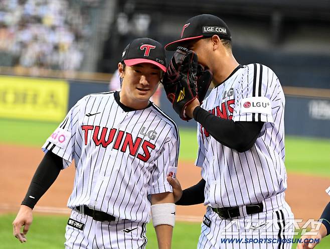 19일 잠실야구장에서 열린 롯데와 LG의 경기, 2회초 2사 2루 LG 에르난데스가 롯데 나승엽의 땅볼 타구를 잡아내 이닝을 끝낸 후 신민재와 이야기 하고 있다. 잠실=허상욱 기자wook@sportschosun.com/2025.07.19/