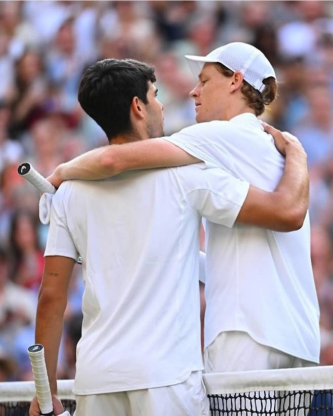 지난 7월13일 윔블던 남자단식 결승전 뒤 희비가 엇갈렸을 때의 카를로스 알카라스(왼쪽)와 야니크 시너. 사진/윔블던
