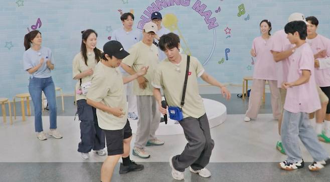 ‘런닝맨’ 김하늘, '청순 로코퀸' 벗고 '김부장님' 강림…생목 라이브로 노래방 초토화!