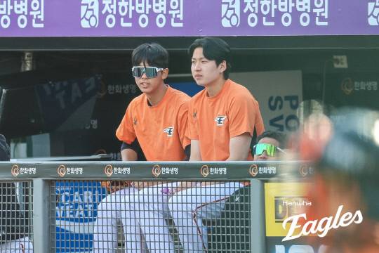 지난해 5월 12일 한화이글스와 키움 히어로즈의 경기에서 황준서(왼쪽)와 조동욱이 대화를 나누고 있다. 한화이글스 제공