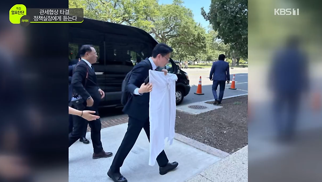 패널 들고 이동하는 협상단. 한국방송 갈무리한국방송(KBS) ‘일요진단 라이브’ 갈무리