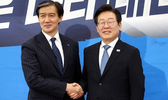 이재명 대통령이 더불어민주당 대표를 맡고 있던 지난해 8월 조국 조국혁신당 대표와 서울 여의도 국회에서 만나 인사하고 있다. 김경호 선임기자 jijae@hani.co.kr