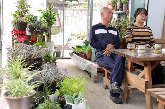 박철씨와 부인 최옥자씨는 2008년 귀농의 꿈을 안고 충북 충주로 내려와 집을 꾸몄다. 장진영 기자