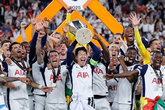 토트넘 주장 손흥민이 지난 5월 22일 스페인 빌바오에서 열린 2024~2025시즌 유럽축구연맹(UEFA) 유로파리그 결승에서 맨체스터 유나이티드를 꺾고 우승한 뒤 트로피를 들어 올리면서 팀 동료들과 기뻐하고 있다. AFP연합뉴스