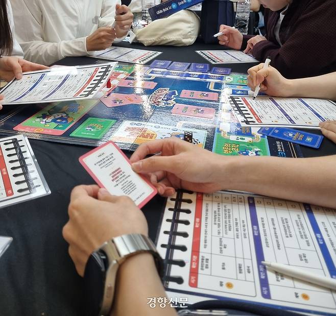 은지씨가 ‘등기소’ 칸에서 나온 카드를 뒤집어 읽고 있다. 김지혜 기자