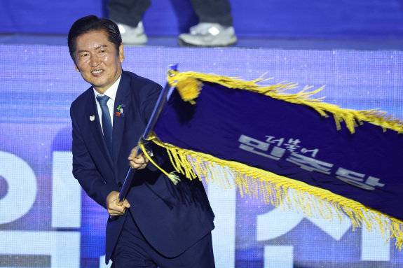 정청래 더불어민주당 신임 당대표가 8월 2일 경기 고양시 킨텍스에서 열린 제2차 임시전국당원대회에서 당기를 흔들고 있다. 뉴스1