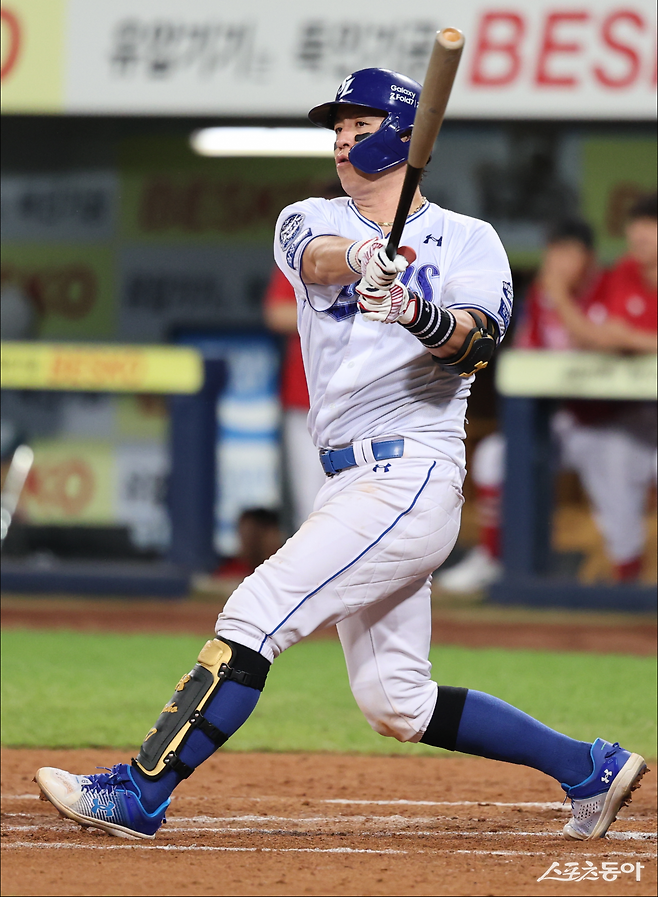 삼성 주전 포수 강민호가 3일 MRI 검진 결과 왼쪽 발바닥 건염 소견을 받았다. 2일 초음파 검사에서 부종이 발견돼 마음을 졸였지만, 일단 엔트리 말소 없이 상황을 지켜보게 됐다. 2일 자신의 파울타구에 맞아 교체됐던 4번타자 르윈 디아즈는 통증이 크게 줄어든 덕분에 정상 출전이 가능하다. 역시 사진제공|삼성 라이온즈