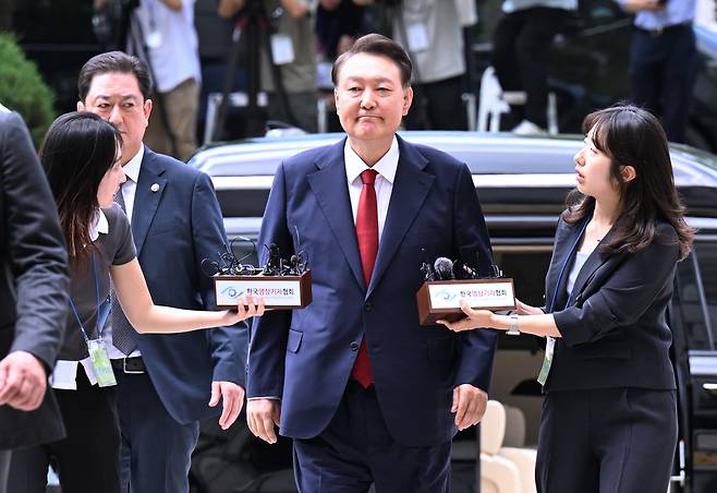 '12·3 비상계엄' 사태 관련 내란 혐의를 받는 윤석열 전 대통령이 지난달 9일 구속 전 피의자 심문(영장실질심사)을 받기 위해 서울 서초구 서울중앙지방법원으로 들어서고 있다. /뉴스1