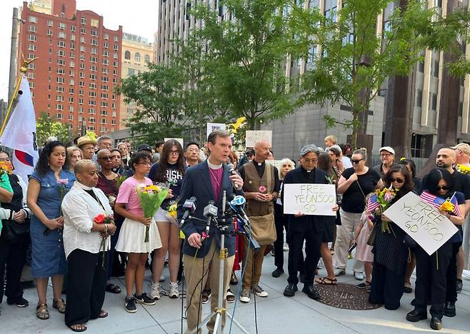 2일(현지 시간) 미국 뉴욕 맨해튼 ICE청사 앞에서 성공회 뉴욕교구 매튜 헤이드 주교가 고 씨의 석방과 트럼프 행정부의 이민자 단속 제도 개선을 요구하고 있다. 미교협 제공