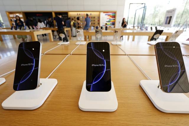 애플 아이폰16프로 제품이 미국 캘리포니아주 쿠퍼티노의 애플 파크 비지터 센터 애플스토어에 전시돼 있다. EPA연합뉴스