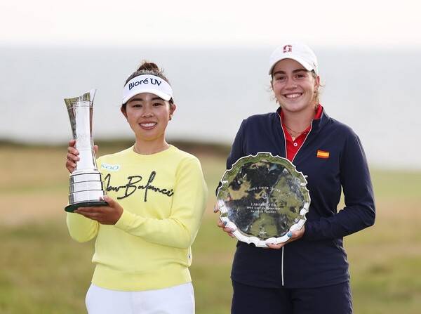 고진영, 전인지, 김효주, 최혜진, 윤이나, 유해란, 김세영, 김아림, 방신실, 양희영, 이소미, 임진희 프로, 이민지, 리디아 고, 넬리 코다, 야마시타 미유 등이 출전한 2025년 미국여자프로골프(LPGA) 투어 메이저 골프대회 AIG여자오픈. 우승을 차지한 야마시타 미유(일본)와 아마추어 최고 성적을 낸 파울라 삼페드로(스페인). 사진제공=Oisin Keniry/R&A/R&A via Getty Images