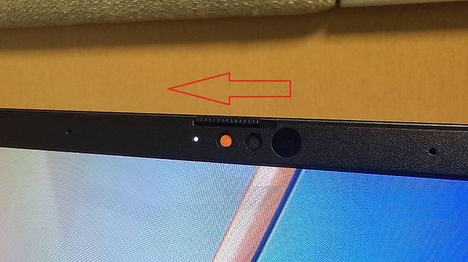 영상 해킹 방지를 위해 물리적으로 카메라를 가리는 셔터도 탑재했다 / 출처=IT동아