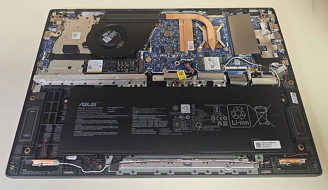 교체 가능한 SSD 슬롯 1개, 추가용 메모리 슬롯 1개를 갖추고 있다 / 출처=IT동아