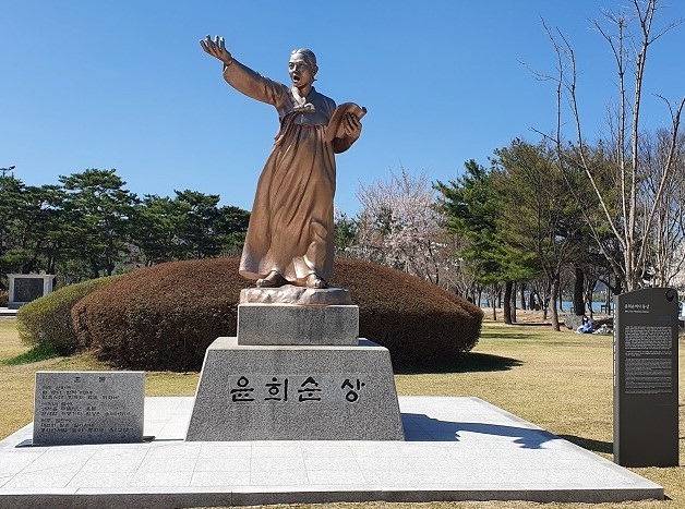 ▲ 춘천시 삼천동 의암공원 안에 조성된 윤희순 의사 조각상.