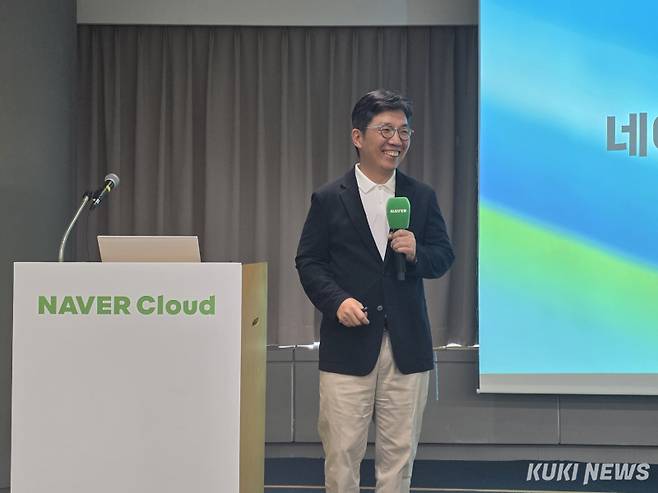 김유원 네이버클라우드 대표가 지난 4월23일 서울 강남구 네이버스퀘어 역삼점에서 열린 ‘네이버클라우드 테크밋업’에서 하이퍼클로바 X의 상업용 무료 오픈소스를 공개하고 있다. 정우진 기자