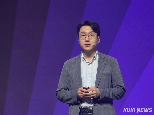 임우형 LG AI연구원 신임 공동 연구원장이 지난달 22일 서울 강서구 마곡 LG사이언스파크에서 열린 ‘LG AI 토크 콘서트 2025’에서 향후 계획에 대해 발표하고 있다. 정우진 기자