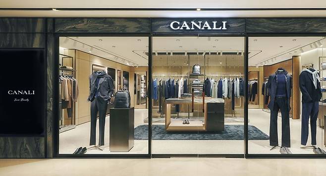 서울신라호텔에 새롭게 문을 연 까날리 매장 (사진=신원)