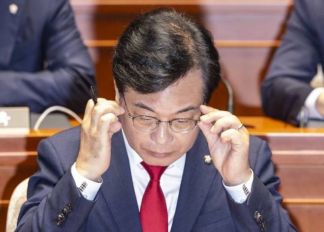 국민의힘 송언석 비상대책위원장 겸 원내대표가 4일 국회에서 열린 의원총회에서 안경을 고쳐쓰고 있다. 연합뉴스