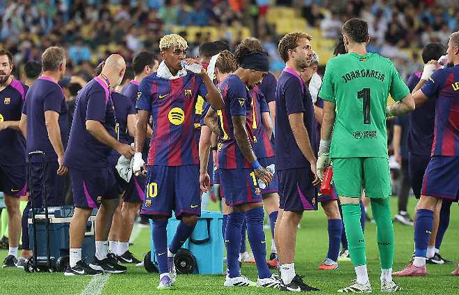 4일 대구스타디움에서 열린 FC바르셀로나 2025 아시아투어 에디션 대구FC와 FC바르셀로나의 경기. 전반전 FC바르셀로나 선수단이 쿨링브레이크를 갖고 얼음주머니와 음료수로 더위를 식히고 있다. 사진=연합뉴스 제공