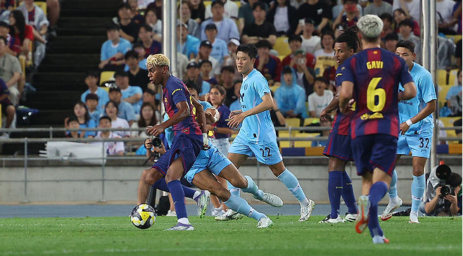 4일 대구스타디움에서 열린 FC바르셀로나 2025 아시아투어 에디션 대구FC와 FC바르셀로나의 경기. 전반전 FC바르셀로나 라민 야말이 돌파 시도하고 있다. 사진=연합뉴스 제공