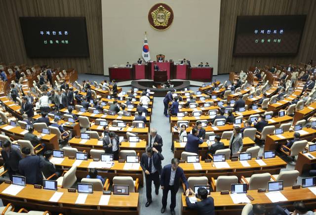 ▲4일 국회 본회의에서 '방송3법(방송법·방송문화진흥회법·한국교육방송공사법 개정안)' 중 방송법 일부개정법률안이 상정되자 국민의힘 신동욱 의원이 무제한토론(필리버스터)에 나서고 있다. ⓒ연합뉴스