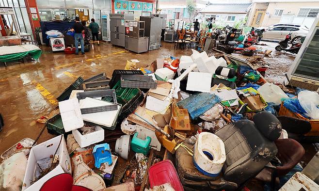 4일 전남 함평군 함평천지전통시장에서 상인들이 수해 복구 작업을 하고 있다. 연합뉴스