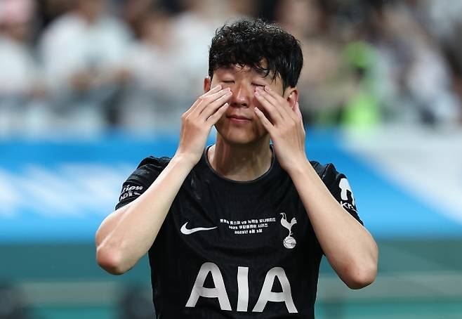 눈물 닦는 손흥민 - 눈물 닦는 손흥민 (서울=연합뉴스) 김성민 기자 = 올여름 팀을 떠나기로 한 토트넘 홋스퍼 손흥민이 3일 서울월드컵경기장에서 열린 2025 쿠팡플레이 시리즈 뉴캐슬 유나이티드와의 친선경기가 끝난 뒤 눈물을 닦고 있다. 2015년 8월 토트넘으로 이적한 손흥민은 2021-2022시즌 리그 득점왕에 오르고 2024-2025시즌엔 유럽축구연맹(UEFA) 유로파리그 우승을 이끄는 등 10년간 활약했다. 손흥민은 전날 기자회견을 통해 올여름 팀을 떠난다고 발표했다. 2025.8.3 ksm7976@yna.co.kr (끝) <저작권자(c) 연합뉴스, 무단 전재-재배포, AI 학습 및 활용 금지>