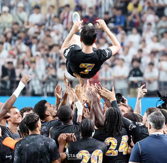 토트넘 손흥민이 3일 서울월드컵경기장에서 열린 '2025 쿠팡플레이시리즈 토트넘 홋스퍼와 뉴캐슬 유나이티드 경기를 마무리 한후 그라운드를 돌며 인사를 하고 있다. /사진=강영조 선임기자