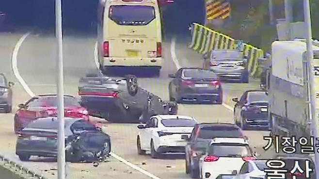 1차선 차량 전복 사고