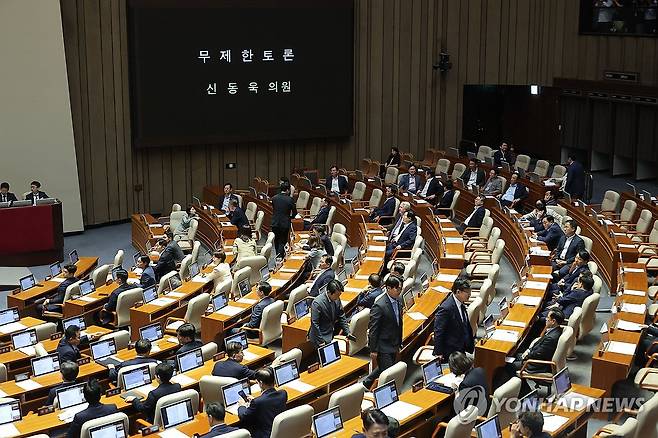 방송3법 무제한 토론 돌입한 국민의힘 (서울=연합뉴스) 류영석 기자 = 4일 국회 본회의에서 국민의힘 의원들이 '방송3법(방송법·방송문화진흥회법·한국교육방송공사법 개정안)' 상정과 관련한 신동욱 의원의 무제한토론(필리버스터) 발언을 듣고 있다. 2025.8.4 ondol@yna.co.kr