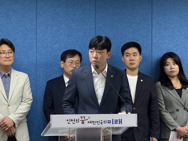 ▲ 신성영(국민의힘·중구2) 인천시의원이 5일 오후 인천시청 브리핑룸에서 '제3연륙교 명칭과 요금에 대한 의견 개진 기자회견'에서 발언하고 있다.