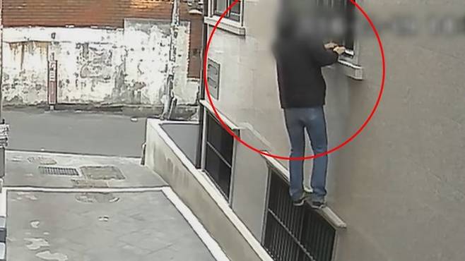 CCTV에 포착된 빈집털이 장면. 연합뉴스TV 자료사진