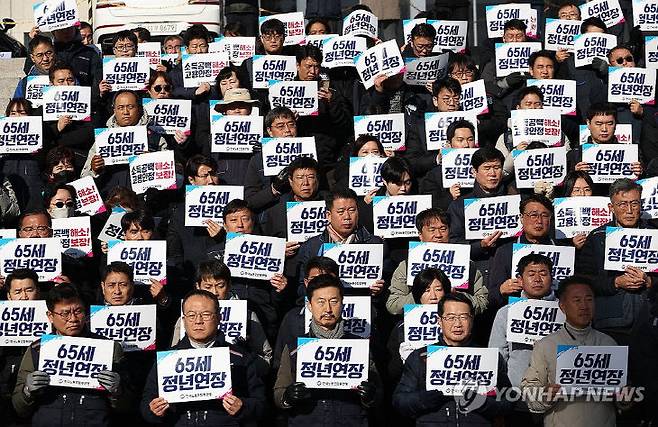 2024년 12월 3일 서울 여의도 국회 앞 계단에서 한국노동조합총연맹 조합원들이 65세 정년연장 법제화 국회입법촉구 기자회견을 하고 있다.